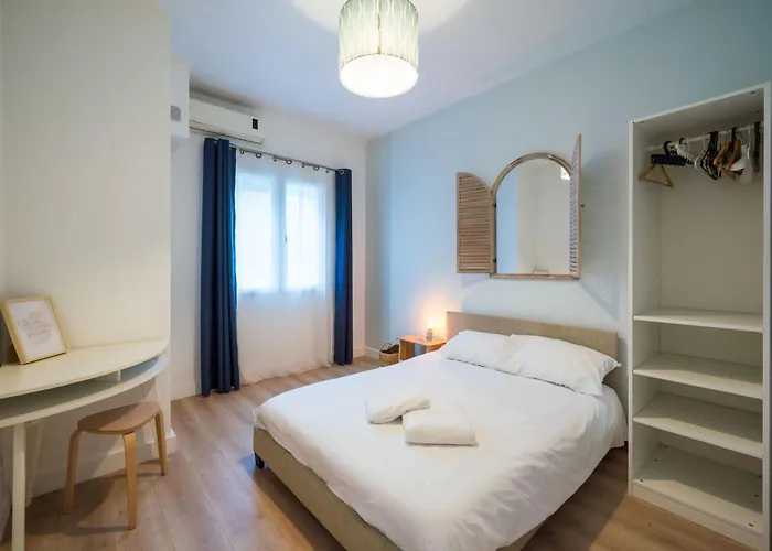 Cote Sable Ambiance Bord De Dans Le Centre Antibes