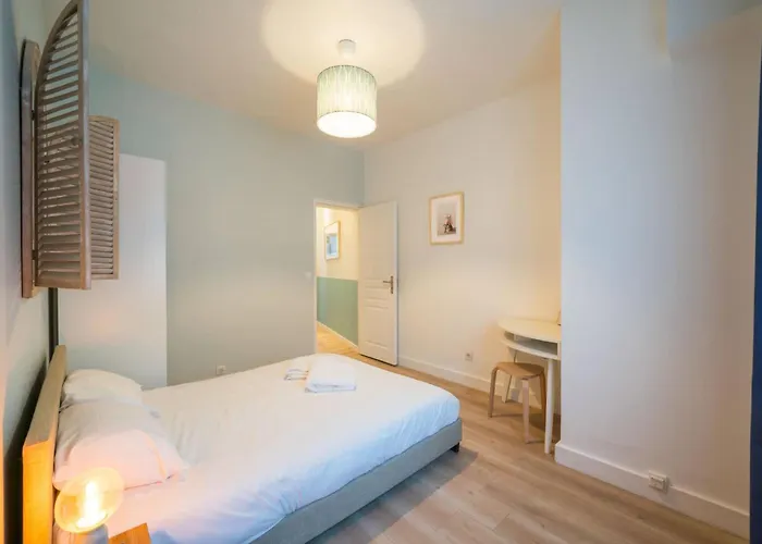 Cote Sable Ambiance Bord De Dans Le Centre * Antibes